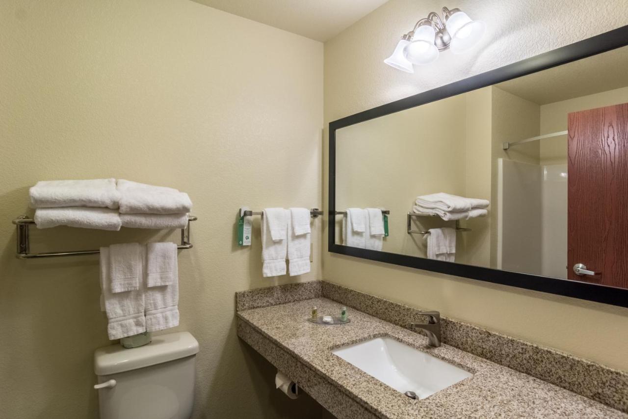 Cobblestone Hotel & Suites - Torrington Ngoại thất bức ảnh
