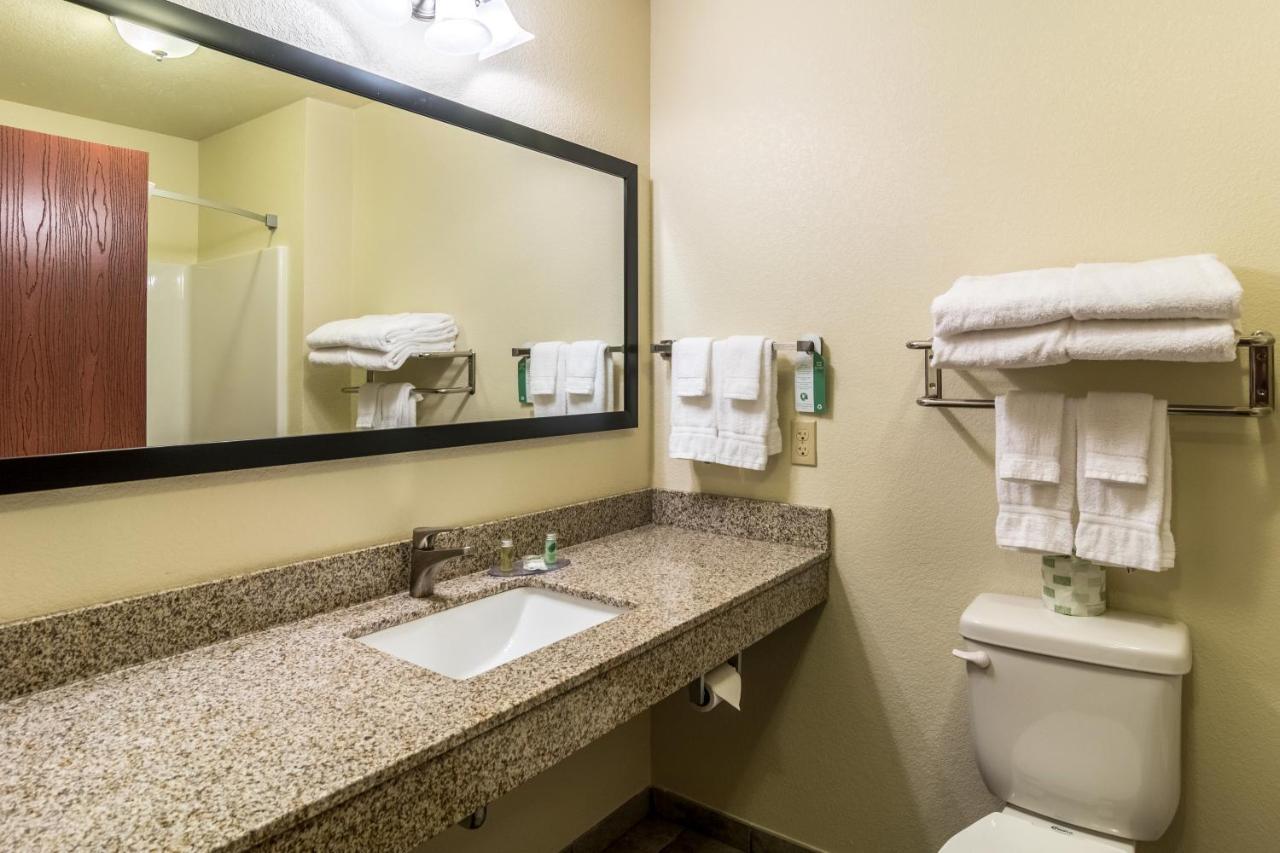Cobblestone Hotel & Suites - Torrington Ngoại thất bức ảnh