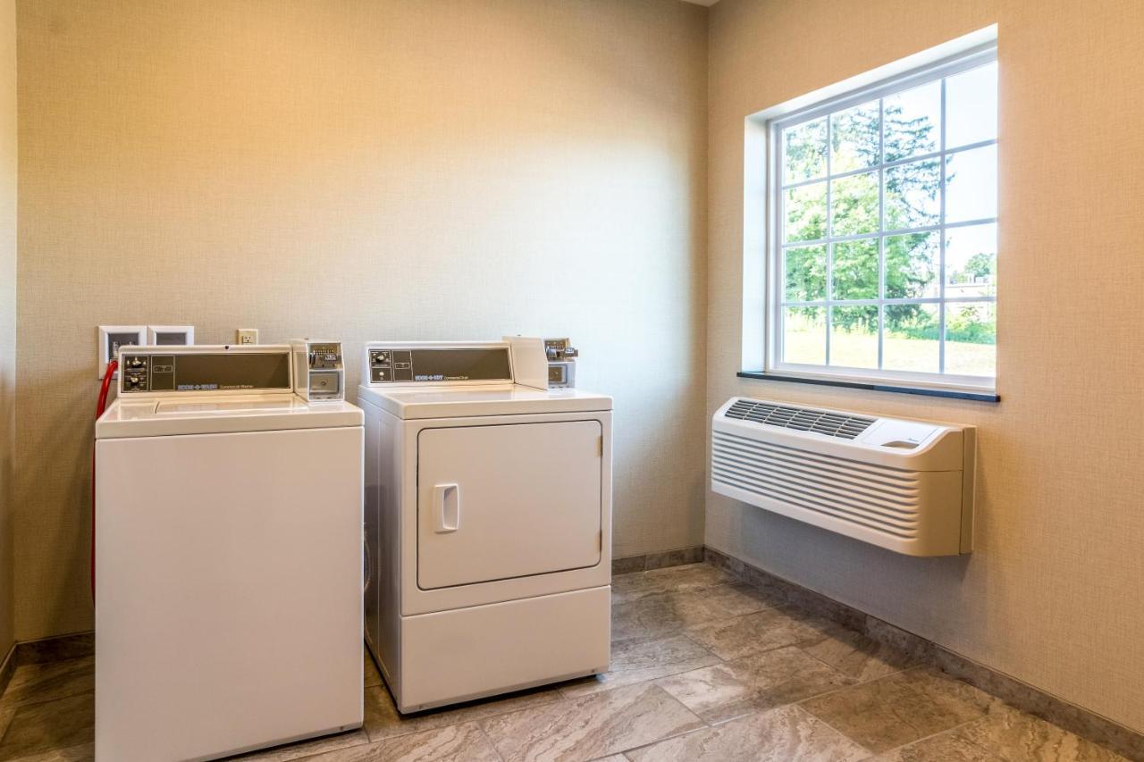 Cobblestone Hotel & Suites - Torrington Ngoại thất bức ảnh